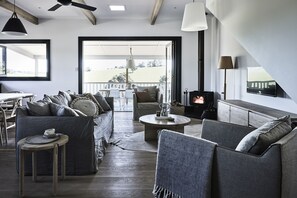 Smart TV, chimenea, Netflix y libros