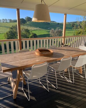 Outdoor dining - Benny’s Cottage  Luxury hinterland accomodation & photo shoot location (Clunes)