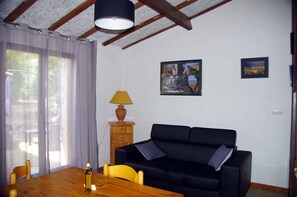 Fernseher, Kamin, Bücher, Stereoanlage