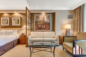 Värdeförvaringsskåp på rummet, skrivbord och strykjärn/strykbräda