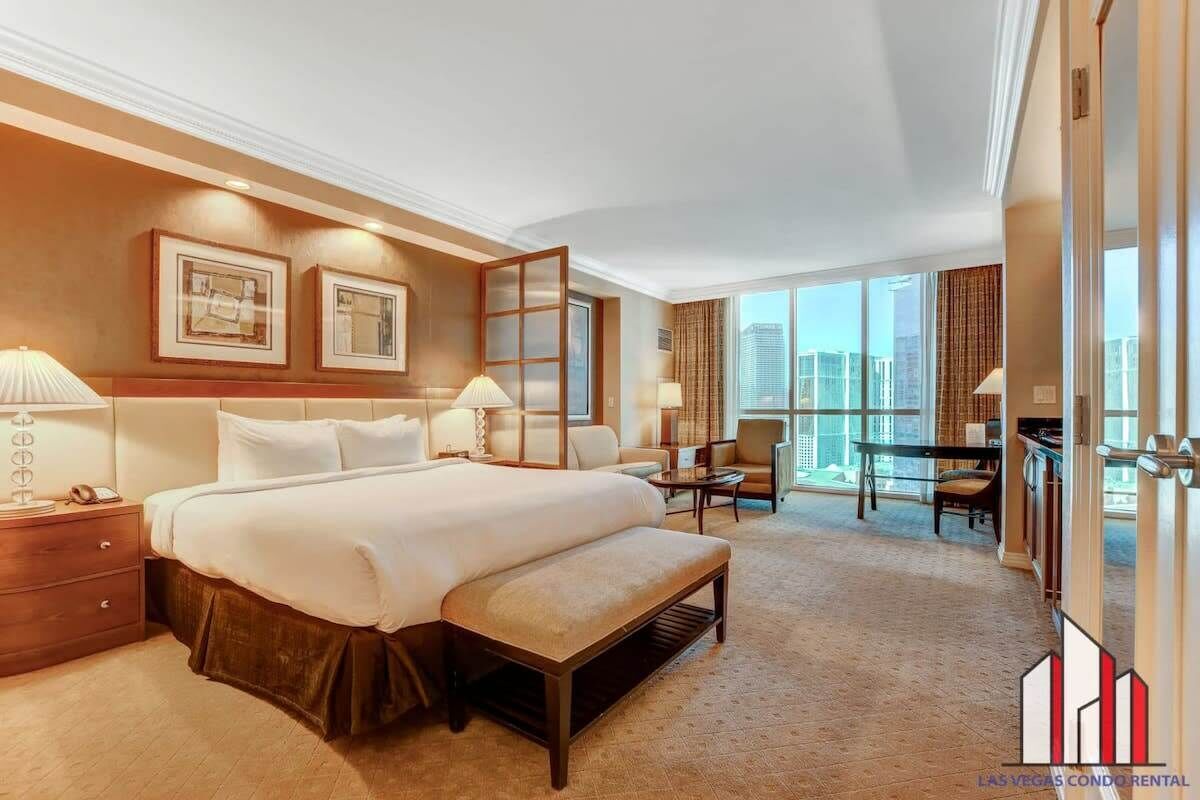 Cofres nos quartos, escrivaninha, ferros/tábuas de passar roupa