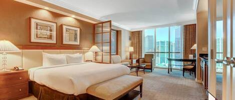 Cofres nos quartos, escrivaninha, ferros/tábuas de passar roupa