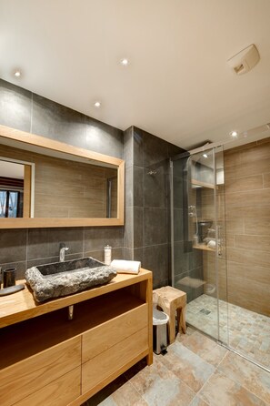 Shower, hair dryer, towels - La Cour Filaterie - A suite in the ❤️ of Annecy  🥐 breakfast included (Annecy)