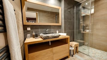 Dusche, Haartrockner, Handtücher