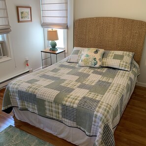 3 bedrooms, desk, WiFi, bed sheets