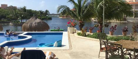 Una piscina al aire libre