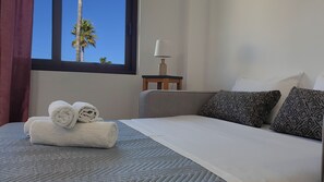 ห้องแฟมิลี่สวีท, วิวสวน | บริเวณนั่งเล่น | ทีวีจอแบน 32 นิ้ว พร้อมช่องเคเบิล, ทีวี