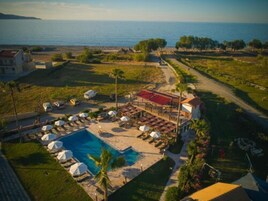 季节性开放的室外游泳池，池畔遮阳伞，日光浴躺椅