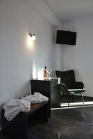 迷你冰箱、电热水壶