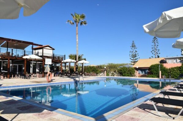 Seasonal outdoor pool, pool umbrellas, sun loungers