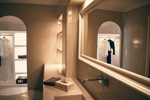 Bademäntel, Hausschuhe, Handtücher