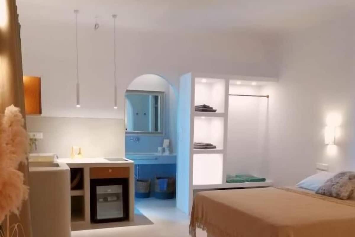Classic Suite | 1 bedroom, in-room safe, desk, soundproofing