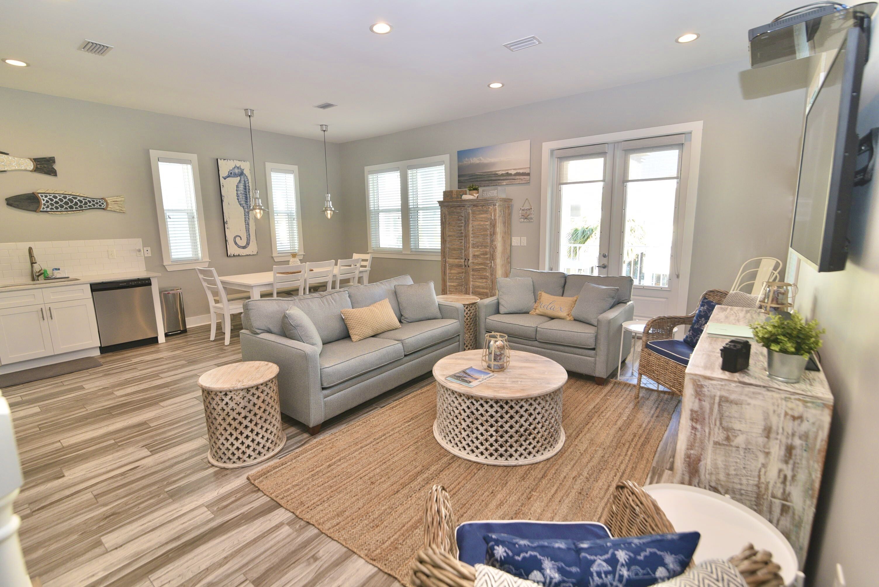 Una Smart TV, videojuegos, un reproductor de DVD, libros