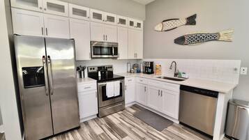 Kjøleskap, mikrobølgeovn, ovn og kokeplater