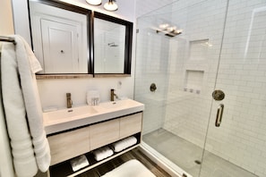 Combined shower/tub, hair dryer, towels