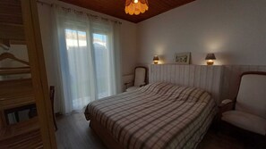 3 bedrooms, iron/ironing board, free WiFi