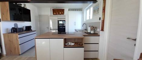Refrigerador, microondas, horno, placa de cocina