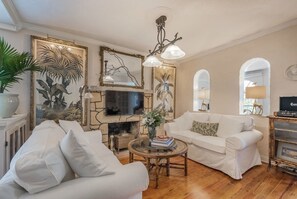 TV connectée, livres, médiathèque