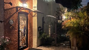 Un edificio de piedra con una reja de metal y un letrero con el número 310.