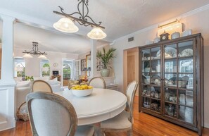 Dining - Tropical Designer House in the Heart of Antique Row WPB
5 min to the beach  (West Palm Beach)