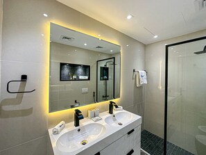 Comfort-Apartment | Badezimmer | Haartrockner, Bidet, Handtücher, Seife