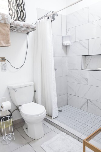 Hidden Gem Budget Beach Studio / High-Speed Wifi