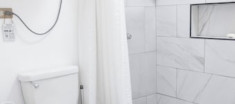 Hidden Gem Budget Beach Studio / High-Speed Wifi