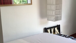 1 soverom, skrivebord, reiseseng for barn og wi-fi (inkludert)
