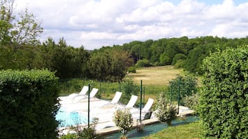 Una piscina al aire libre, una piscina climatizada