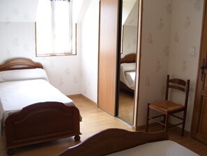 4 多间卧室、熨斗/熨衣板、WiFi、床单