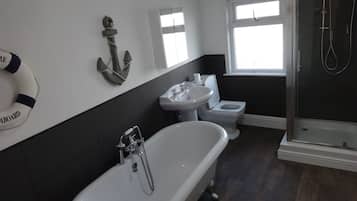 Cottage | Bathroom | Separate bathtub and shower, deep-soaking bathtub, towels