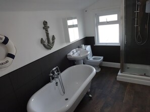 Cottage | Bathroom | Separate tub and shower, deep soaking tub, towels