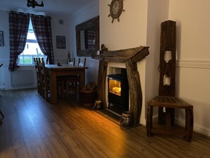 Casa de campo | Sala de estar | Televisión de 30 pulgadas con canales digitales, una chimenea