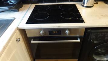 Cottage | Private kitchen | Fridge, microwave, oven, stovetop