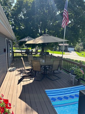 Outdoor dining - Cozy Cottage by the Lake! Kayaks! BIG Deck w/ Great Lake Views! Golf Cart Rental (Paddock Lake)