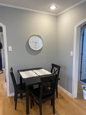 Dining - Cozy Cottage by the Lake! Kayaks! BIG Deck w/ Great Lake Views! Golf Cart Rental (Paddock Lake)
