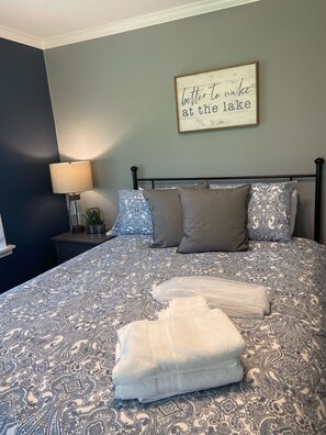 2 bedrooms, free WiFi, bed sheets - Cozy Cottage by the Lake! Kayaks! BIG Deck w/ Great Lake Views! Golf Cart Rental (Paddock Lake)