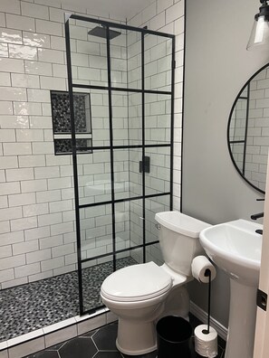 Een douche, een haardroger, handdoeken, toiletpapier