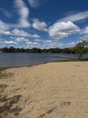 Beach nearby - Cozy Cottage by the Lake! Kayaks! BIG Deck w/ Great Lake Views! Golf Cart Rental (Paddock Lake)
