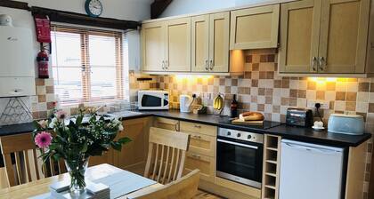 Appledore - Stables - A couples delight! One bed cottage with parking and wifi!