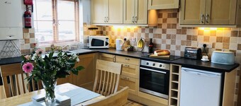 Appledore - Stables - A couples delight! One bed cottage with parking and wifi!