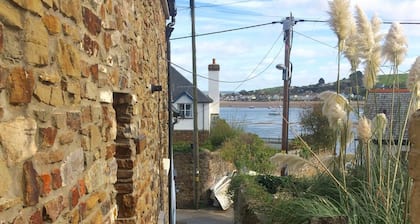 Appledore - Stables - A couples delight! One bed cottage with parking and wifi!