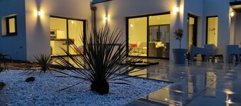 CONTEMPORARY VILLA HEATED POOL CLOSE TO BEACH AND FOREST