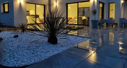 CONTEMPORARY VILLA HEATED POOL CLOSE TO BEACH AND FOREST