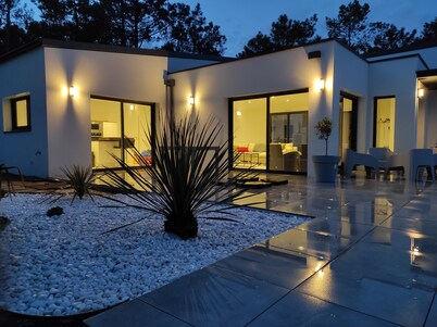 CONTEMPORARY VILLA HEATED POOL CLOSE TO BEACH AND FOREST