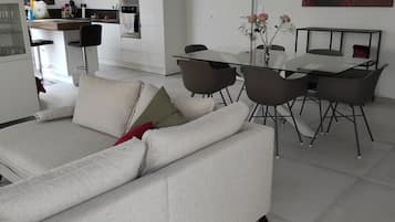 Télévision, table de tennis de table, livres