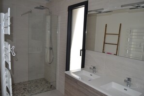 Dusche, Haartrockner, Toilettenpapier