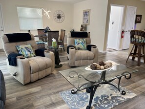 Interior - VILLA W 4 PERSON GOLF CART 1M TO BROWNWOOD SQ-NO XTRA GUEST FEES. ACTIVE HOSTS (The Villages)
