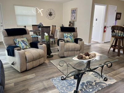 VILLA W 4 PERSON GOLF CART 1M TO BROWNWOOD SQ-NO XTRA GUEST FEES. ACTIVE HOSTS