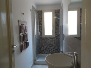 Ducha, secador de pelo, bidé y toallas